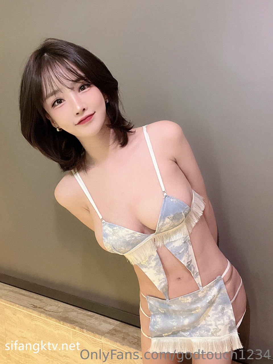 【2023_02_24】Video_of_the_process_of_undressing_outside_🎥.m4v